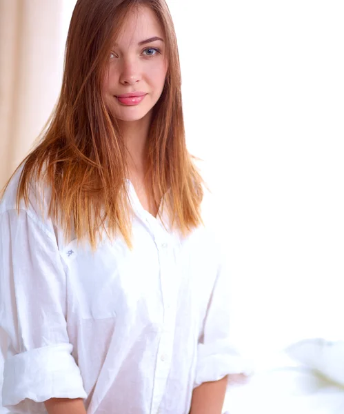 Retrato de mulher bonita na cama no quarto — Fotografia de Stock