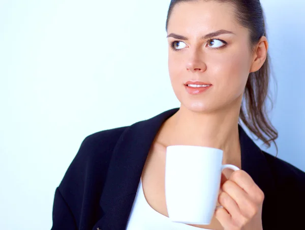 Retrato de mujer joven con taza de té o café — Foto de Stock