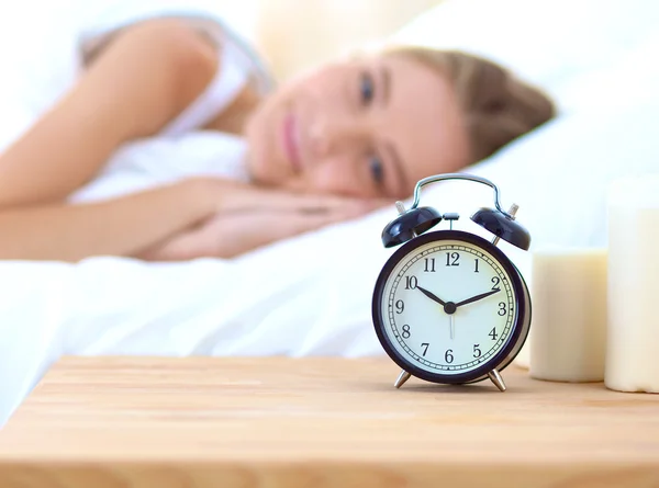 Giovane donna addormentata e sveglia in camera da letto a casa — Foto Stock