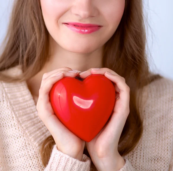 Ritratto di bella donna felice con un cuore simbolo . — Foto Stock