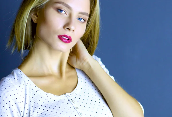 Retrato de uma mulher bonita em suéter em casa — Fotografia de Stock