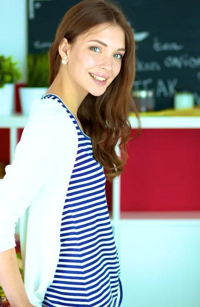 Jeune femme debout dans la cuisine à la maison — Photo