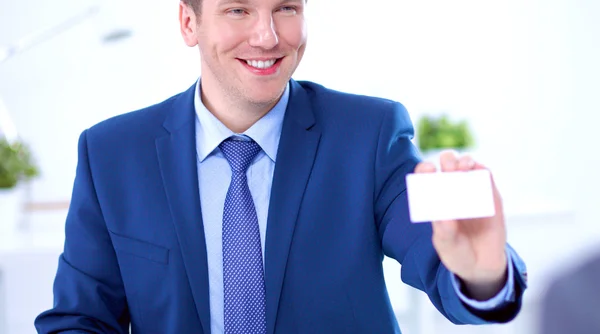 Portrait of young man holding blank white card — Stock Photo, Image