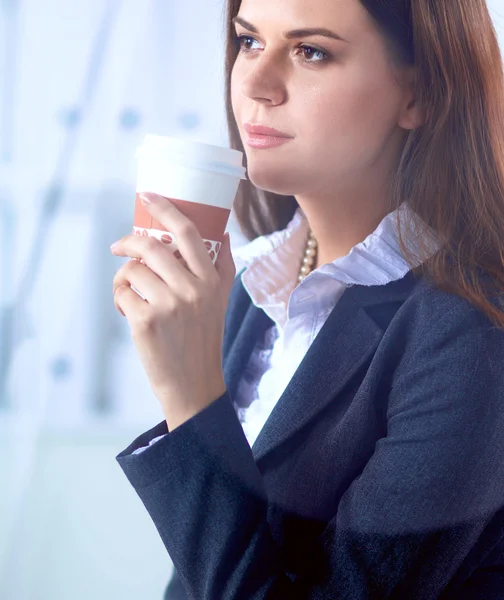 Bella donna d'affari che si gode il caffè in ufficio luminoso — Foto Stock