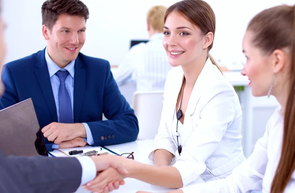 Gente de negocios dándose la mano, terminando una reunión — Foto de Stock