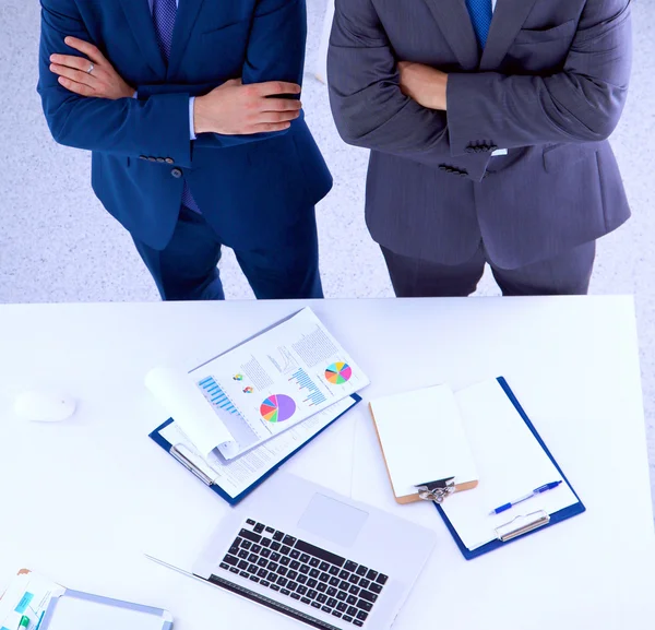 Twee zakenlieden permanent met een blanco vel papier — Stockfoto