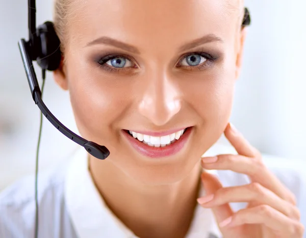 Retrato de primer plano de un agente de servicio al cliente sentado en la oficina — Foto de Stock