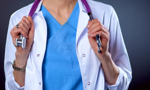 Jeune médecin femme avec stéthoscope isolé sur gris — Photo