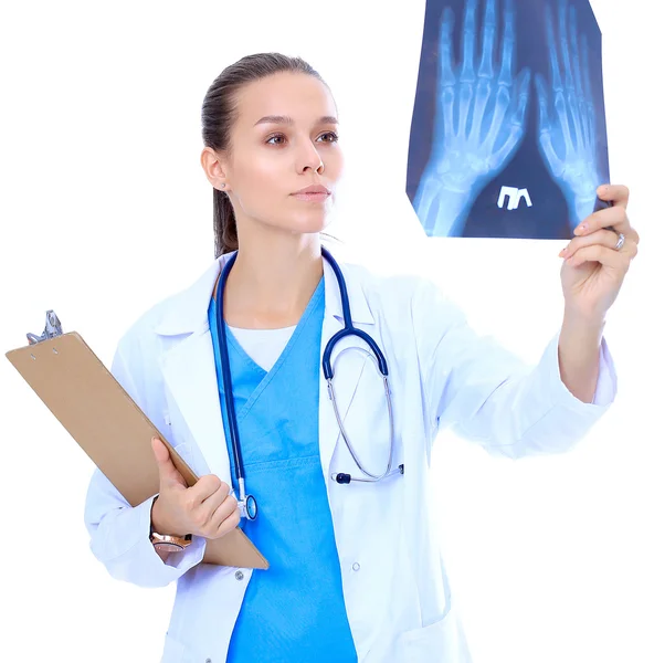 Doctora joven mirando la imagen de rayos X aislada sobre fondo blanco — Foto de Stock