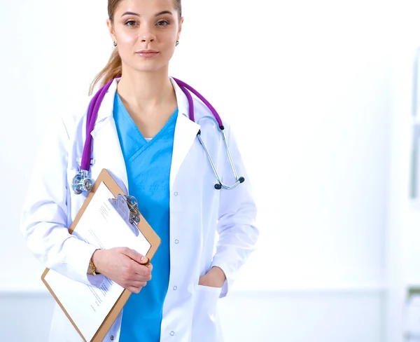 Woman doctor standing with folder at hospital — Stock Photo, Image