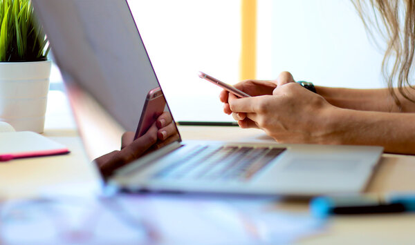 Молодая деловая женщина в офисе