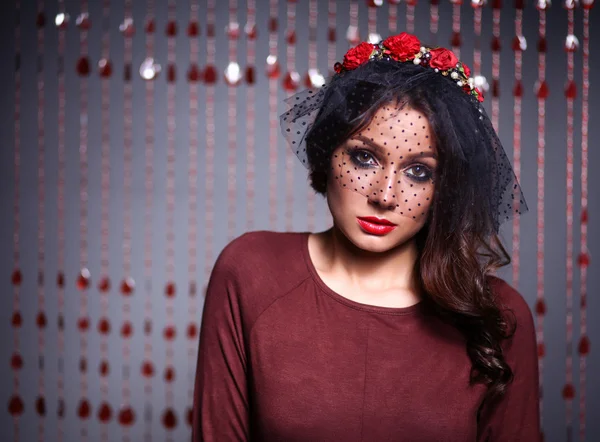 Porträt einer schönen Frau mit Blumen im Haar — Stockfoto