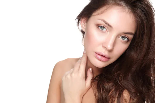 Retrato de hermosa cara de mujer joven. Aislado sobre fondo blanco . —  Fotos de Stock