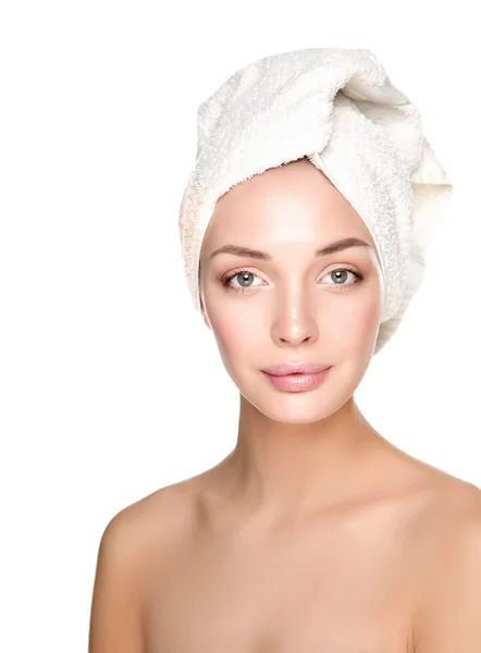Portret van mooi meisje raakt haar gezicht met een handdoek op haar hoofd — Stockfoto