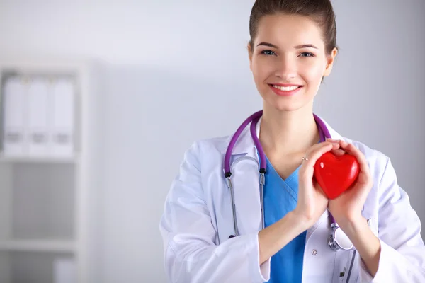 Junge Ärztin mit rotem Herz — Stockfoto