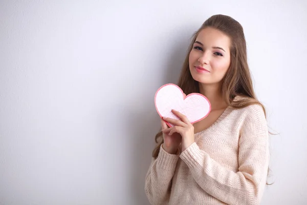 Portret van jonge mooie vrouw weergegeven: Geschenkenkaart. De dag van Valentijnskaarten — Stockfoto