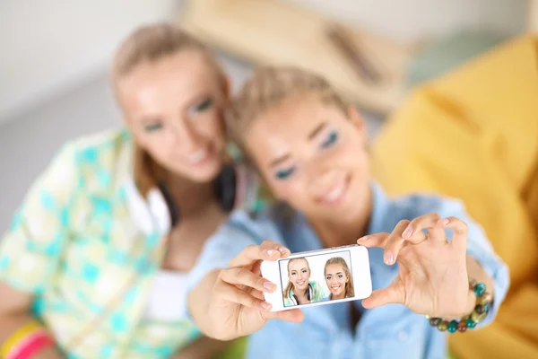 Twee jonge vrouwen nemen een selfie — Stockfoto