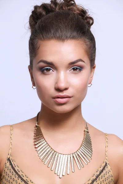 Portret van jonge mooie brunette vrouw in kralen — Stockfoto