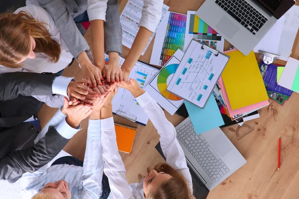 Affärsteam med händerna tillsammans - teamwork koncept — Stockfoto