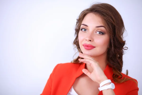 Schöne Frau mit lockigem Haar trägt eine rote Jacke, isoliert auf weißem Hintergrund — Stockfoto