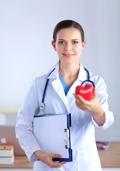 Młoda kobieta lekarz z czerwonym sercem — Zdjęcie stockowe