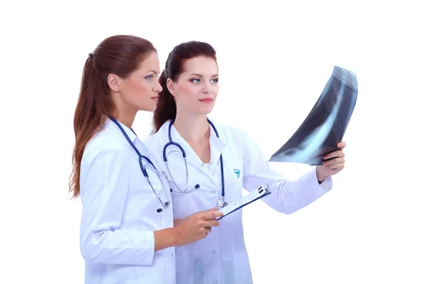 Две медсестры смотрят рентгеновский снимок, стоя в больнице — стоковое фото
