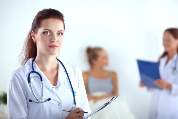 Medico donna in piedi in ospedale — Foto Stock