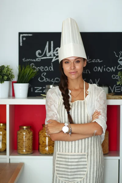 Chef-Frauenporträt mit Uniform in der Küche — Stockfoto