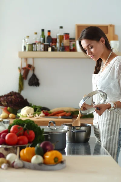 Kochende Frau in Küche mit Kochlöffel — Stockfoto