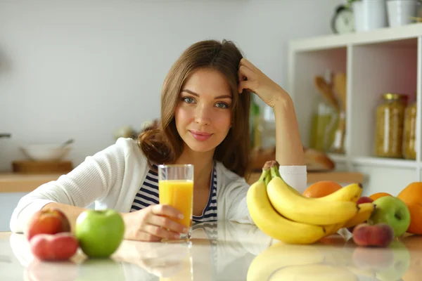 Ritratto di una bella donna che tiene un bicchiere con succo saporito — Foto Stock