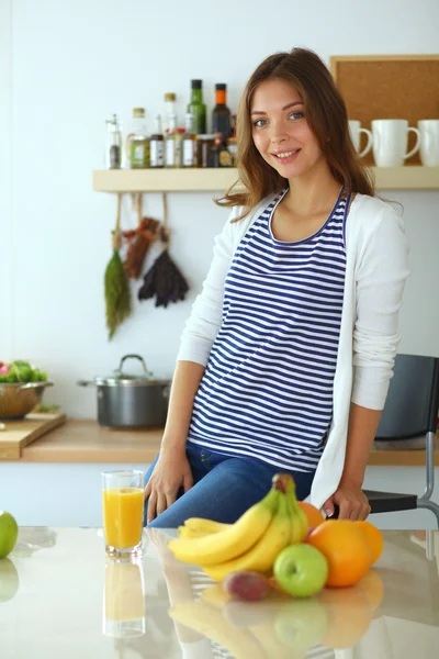 Młoda kobieta stojąca przy biurku w kuchni — Zdjęcie stockowe