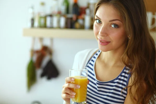 Porträt einer hübschen Frau im Glas mit leckerem Saft — Stockfoto