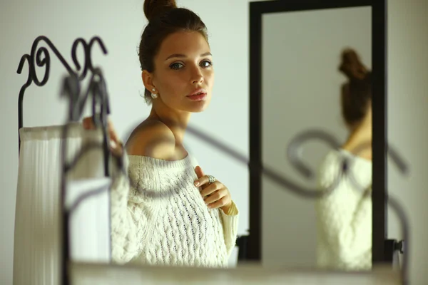 Retrato de uma mulher bonita em suéter em casa — Fotografia de Stock