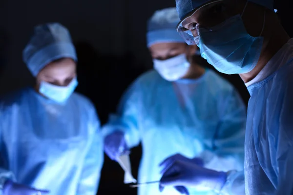 Teamchirurg aan het werk in de operatiekamer — Stockfoto