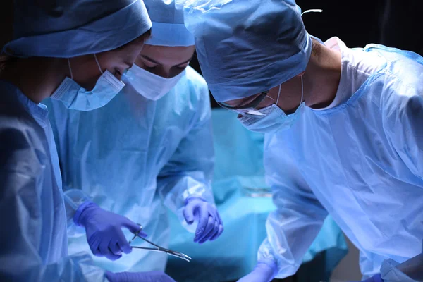 Team surgeon at work in operating room — Stock Photo, Image