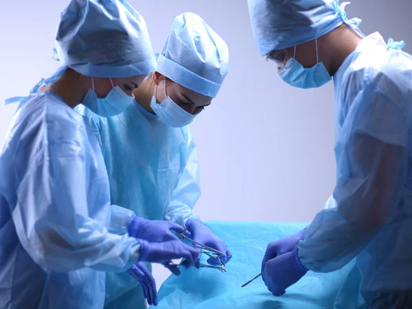 Chirurgien d'équipe au travail en salle d'opération — Photo