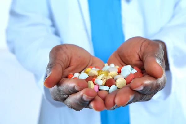 Afrikai orvos keze gazdaság tabletták — Stock Fotó