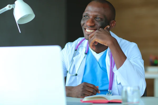 Afrikanisch-amerikanischer Arzt im modernen Büro — Stockfoto