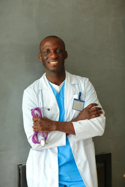 Доктор со сложенными руками на белом фоне — стоковое фото