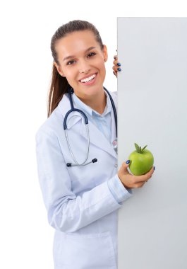 Elmalı ve boş afişlerle gülümseyen doktor