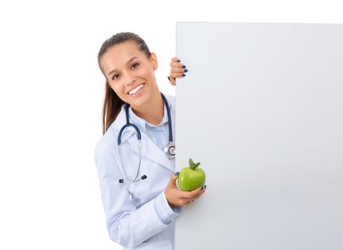 Elmalı ve boş afişlerle gülümseyen doktor