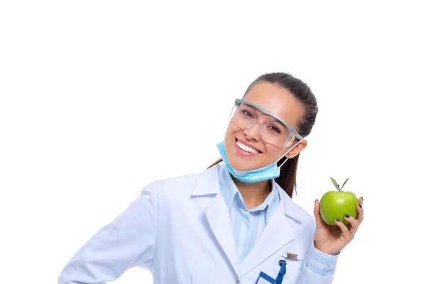 Femme médecin souriante avec une pomme verte. — Photo