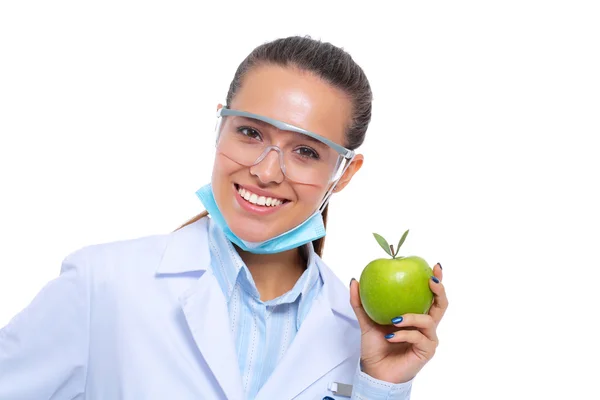 Mulher sorridente médico com uma maçã verde. — Fotografia de Stock