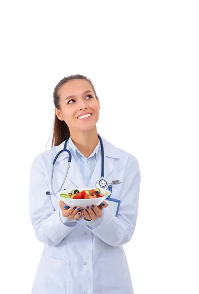 Retrato de una hermosa doctora sosteniendo un plato con verduras frescas . — Foto de Stock