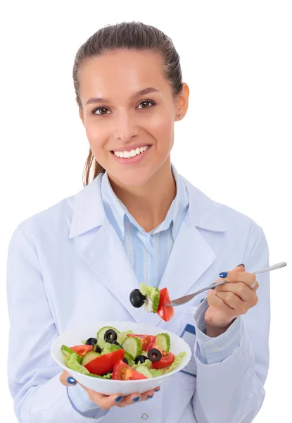 신선 한 야채가 담긴 접시를 들고 있는 아름다운 여자 의사의 모습. — 스톡 사진
