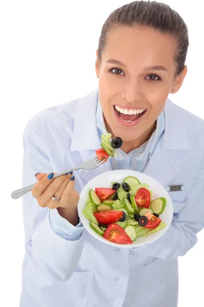 Retrato de una hermosa doctora sosteniendo un plato con verduras frescas . — Foto de Stock