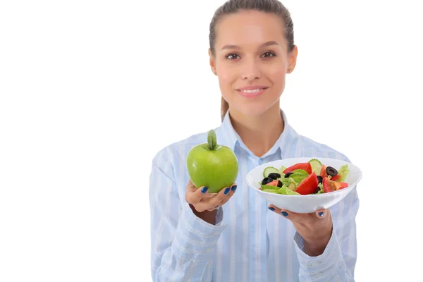 Retrato de uma mulher bonita médico segurando um prato com legumes frescos e maçã verde — Fotografia de Stock