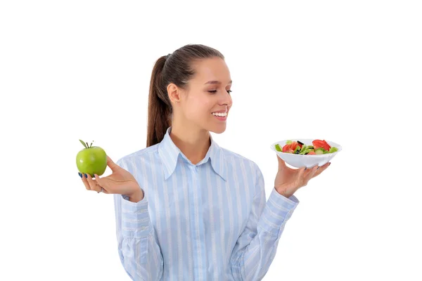 Retrato de una hermosa doctora sosteniendo un plato con verduras frescas y manzana verde —  Fotos de Stock