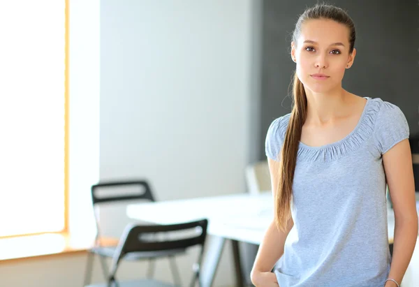 Portret van een vrouw van de jonge student met oefening boeken. — Stockfoto