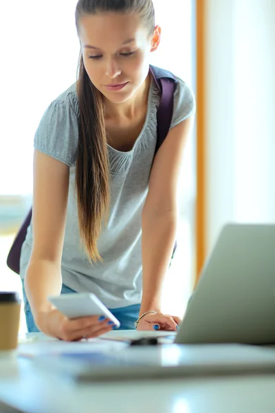 Donna uso del telefono cellulare all'università — Foto Stock